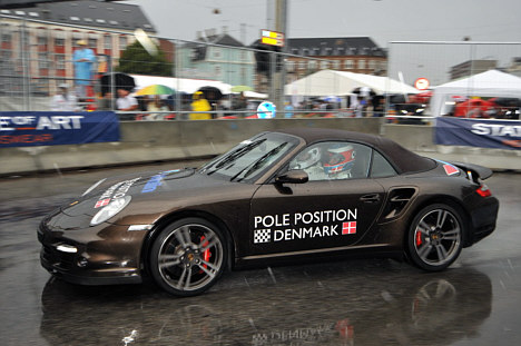 I sin hovedsponsors Porsche turbo kørte Michel Nykjær mange ture for Race for Riget, både i sol lørdag og i drivende regn søndag.